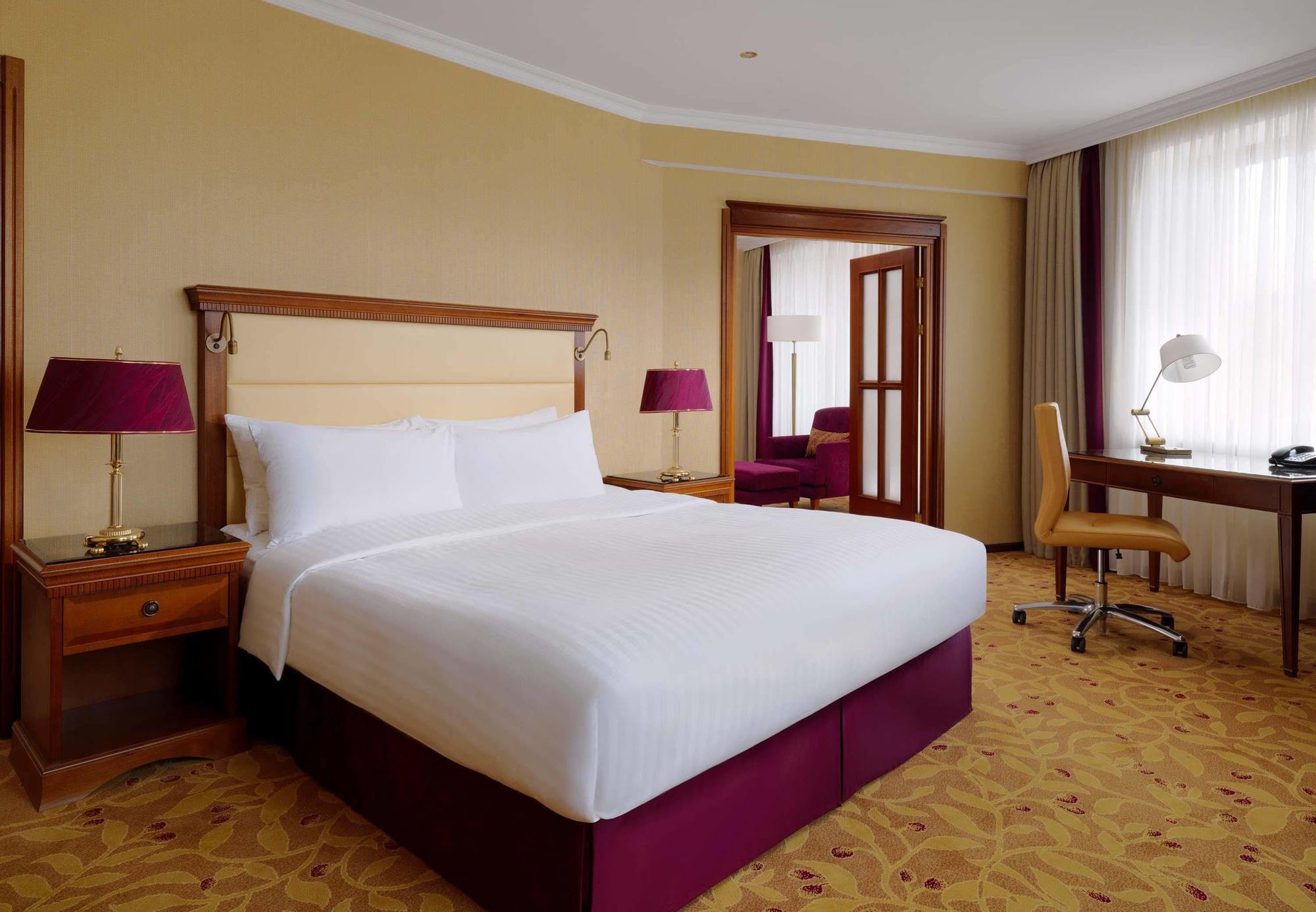 Courtyard marriott hotel. Отель Marriott Royal Aurora.